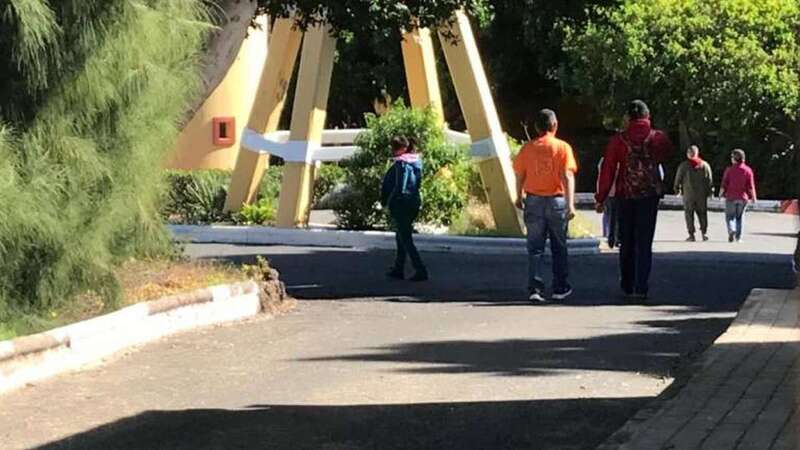 Foto de archivo de cuidadores y alumnos en los jardines del Centro Ocupacional de Cruz de Jerez (Foto C7)